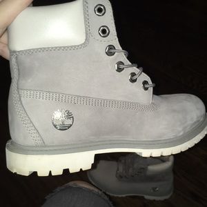 7.5 women’s gray timberland boots. Warn once!